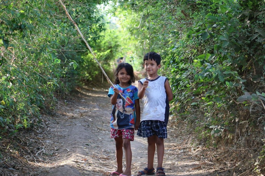 ocupación de los niños en diversas actividades