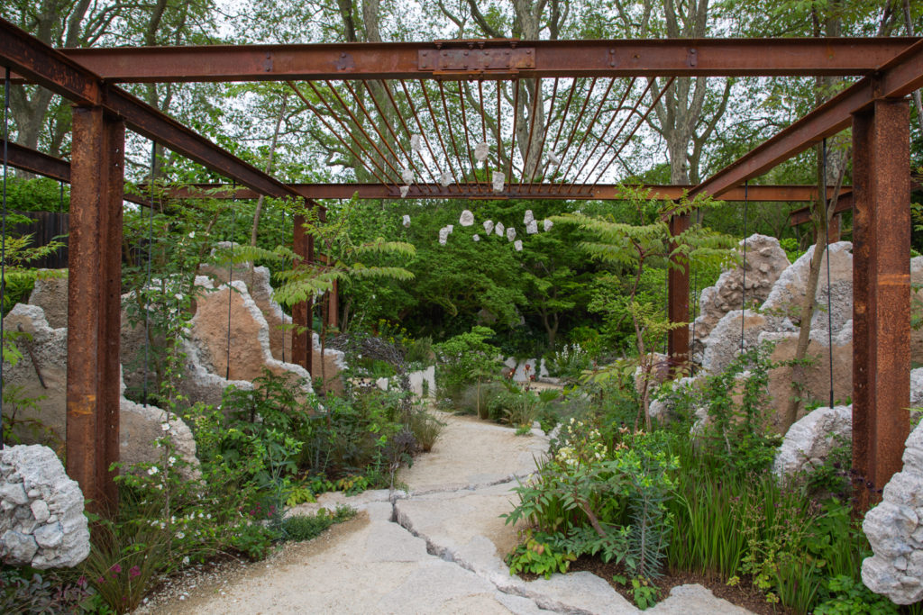 El Jardín de Escucha de los Samaritanos es un ejemplo destacado de jardín terapéutico exhibido en el Chelsea Flower Show 2023.
