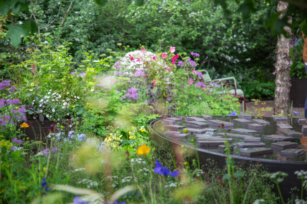 El jardín "Horatio's Garden", galardonado con la Medalla de Oro al Mejor Jardín de Exhibición en el Chelsea Flower Show, está diseñado para promover el bienestar de las personas después de una lesión medular.
