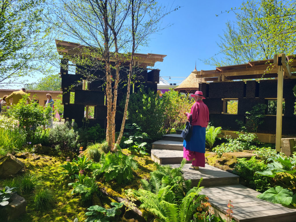 Jardin The National Autistic Society Garden utiliza paredes corcho y madera.