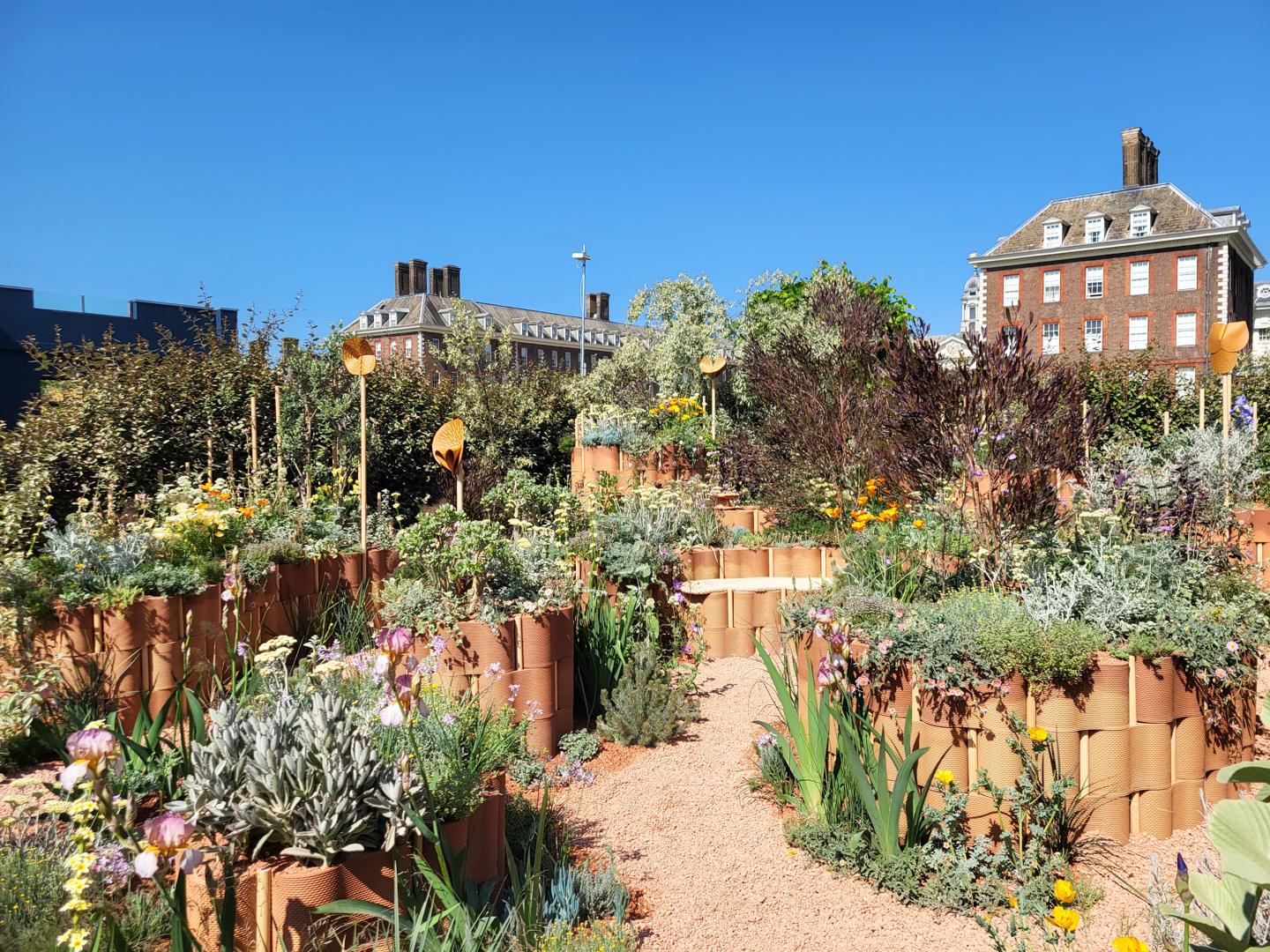 Jardín World Child Cancers Nurturing Garden en la exhibición floral de Chelsea 2024.