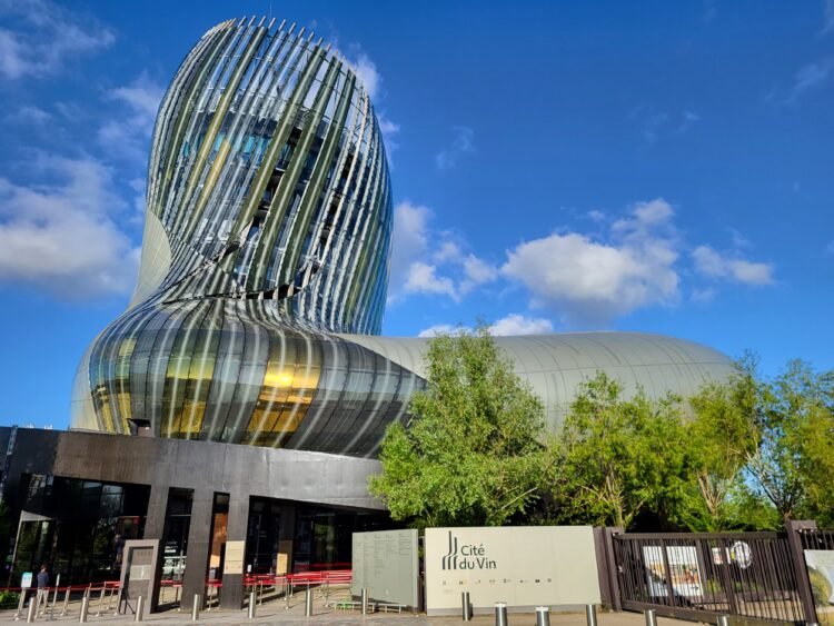 Cite du Vin es un centro cultural dedicado al universo del vino en Burdeos, Francia.