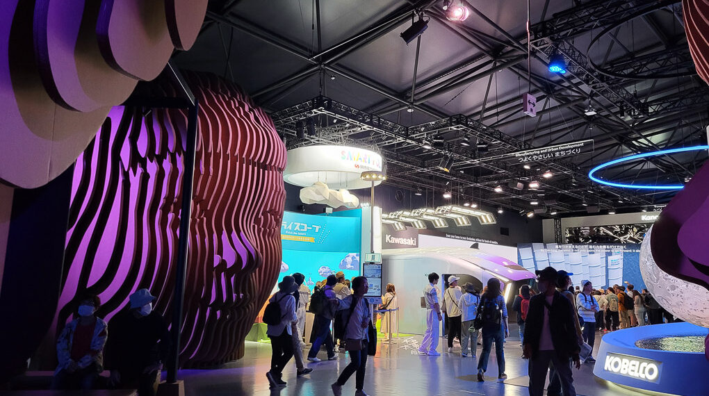 Cabezas de robots de cartón que guían a la exposición empresarial en la Expo 2025 de Osaka.