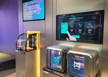 Impresoras 3D creando carne cultivada capa por capa, utilizando cartuchos con tejido muscular y graso, como parte de una demostración tecnológica en la Expo 2025 de Osaka