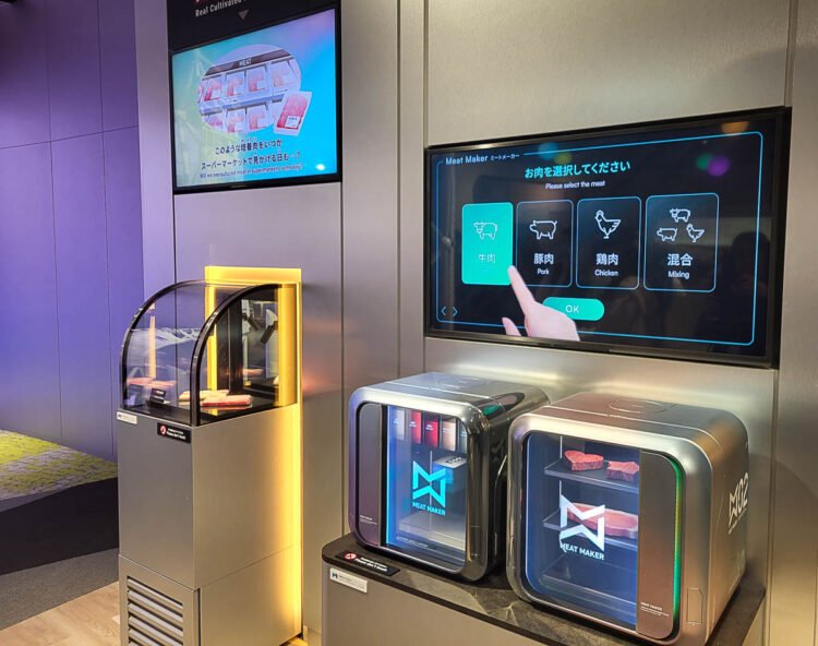 Impresoras 3D creando carne cultivada capa por capa, utilizando cartuchos con tejido muscular y graso, como parte de una demostración tecnológica en la Expo 2025 de Osaka