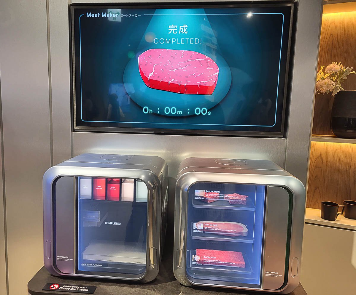 Impresoras 3D de alimentos con cartuchos que contienen tintas elaboradas a partir de ingredientes comestibles, listas para crear carne cultivada capa por capa.