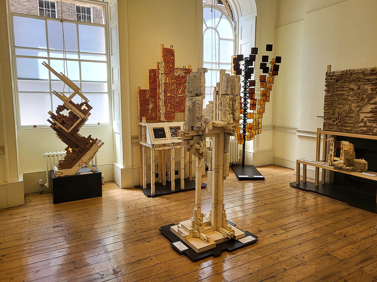 Materiales creados mediante la combinación de procesos biológicos y diseño digital, que proponen una arquitectura adaptable, regenerativa y en armonía con el entorno.