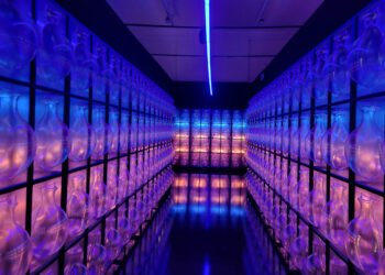 Pabellón de Omán. Instalación artística que muestra antiguas vasijas omaníes, que durante siglos fueron más que simples recipientes de agua: símbolos de supervivencia, conexión con la tierra y la comunidad.