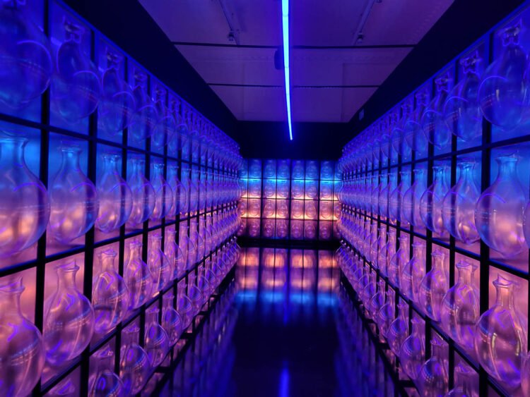 Pabellón de Omán. Instalación artística que muestra antiguas vasijas omaníes, que durante siglos fueron más que simples recipientes de agua: símbolos de supervivencia, conexión con la tierra y la comunidad.