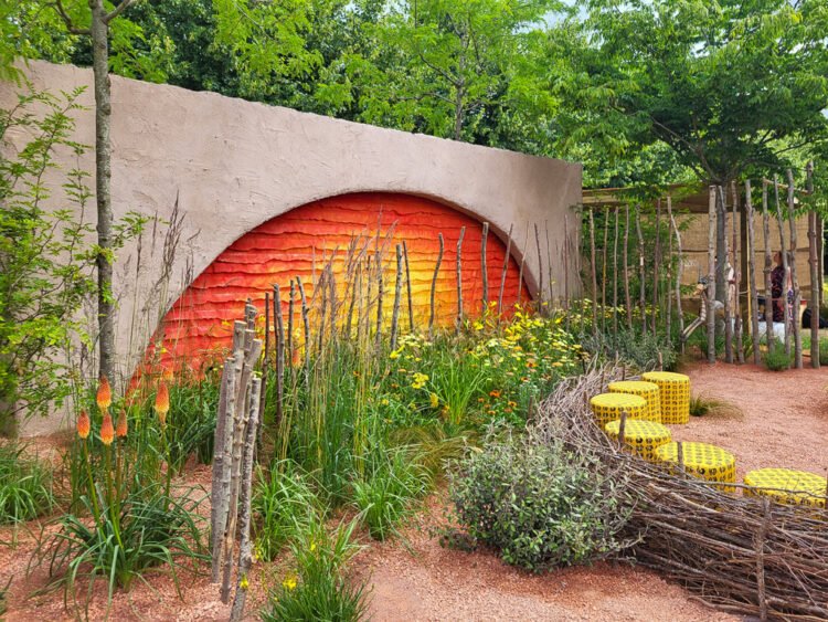 Jardín de exhibición inspirado en el aniversario del musical El Rey León, presentado en RHS Hampton Court Palace Garden 2024.