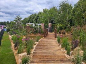 Camino de madera en The Explore Charleston Garden, diseñado por Sadie May Stowell.